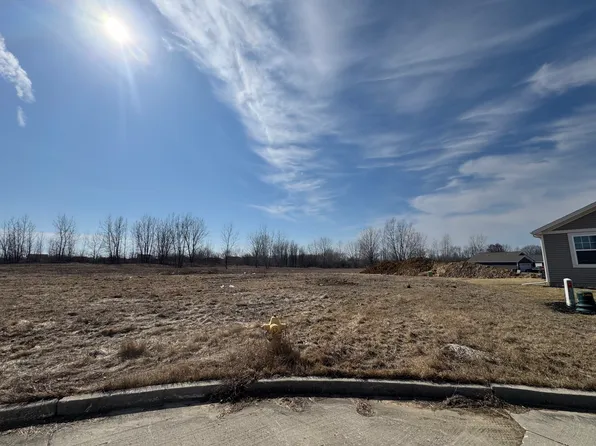 15 Megan Ct, Bloomington, IL 61705