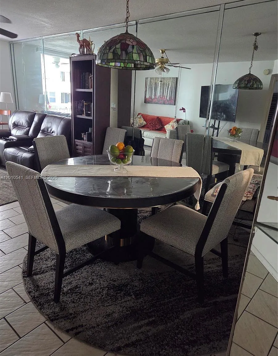 Imperial Towers Condo — Photo 2