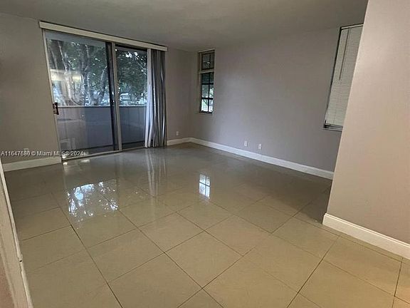 5th image of 3611 Oaks Clubhouse Dr APT 206