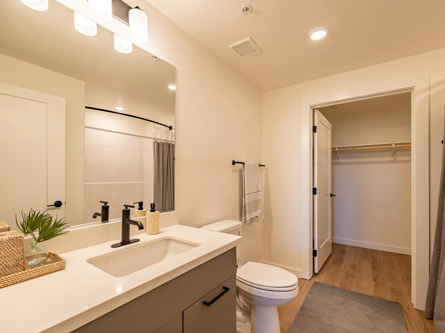 Alma Apartments — Photo 2