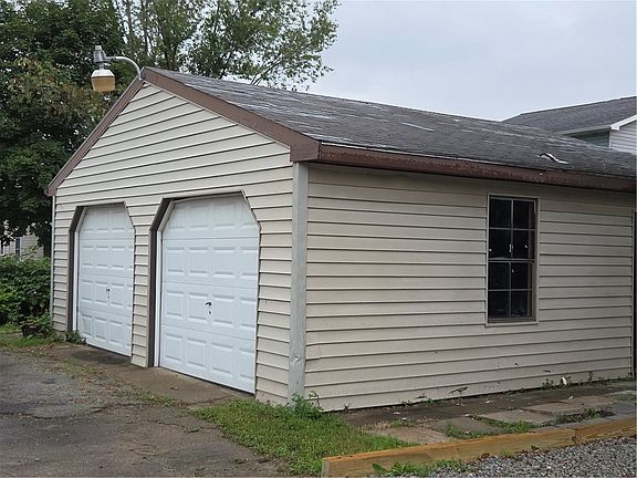 3rd image of 321 E 4th St