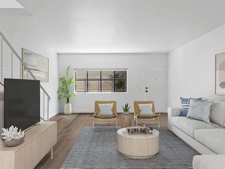 E Avenue - Coronado — Photo 2