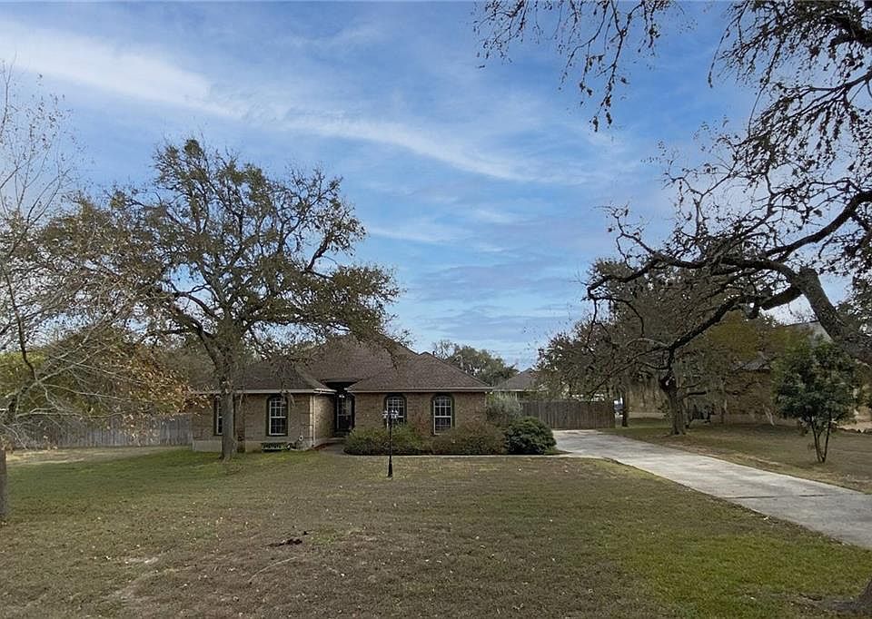 1st image of 221 Maple Dr