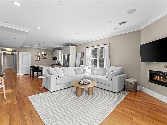 2nd image of 861 E 2nd St APT 3