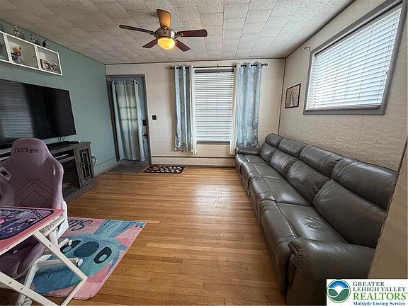 3rd image of 1114 Russell Ave