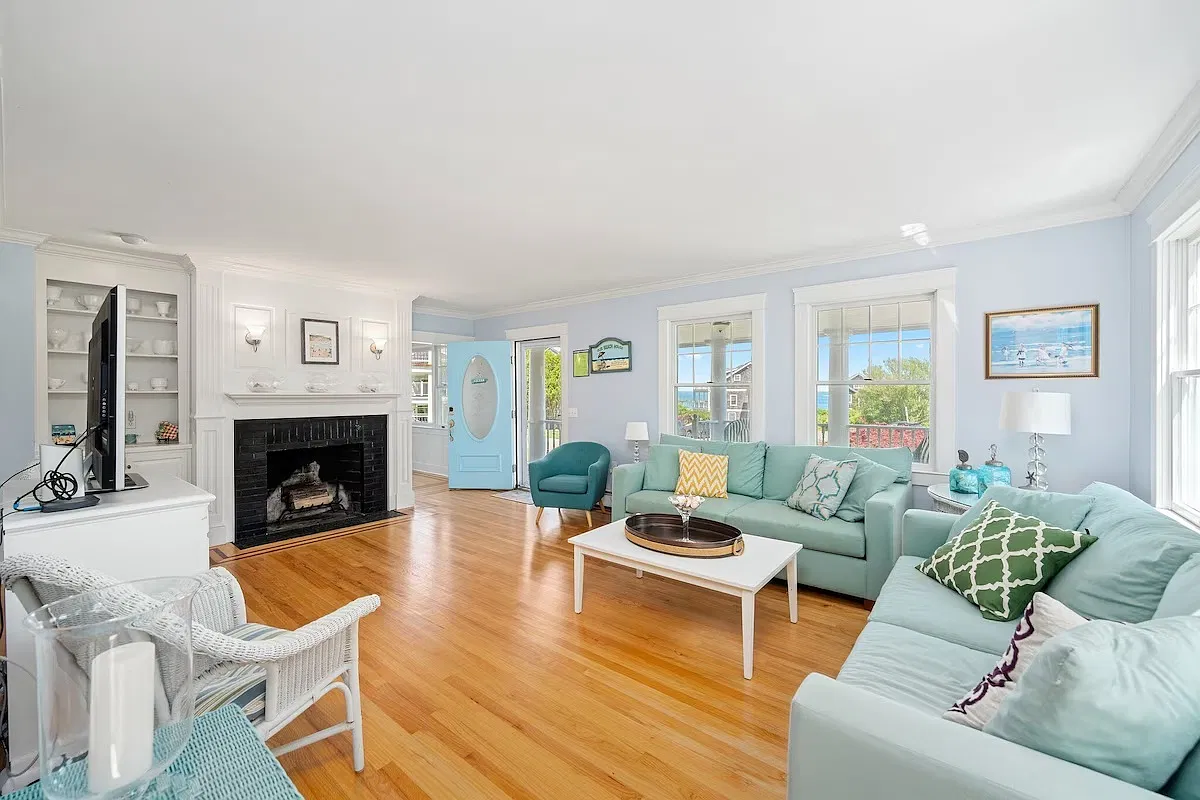 4 bed, 2300 sqft, $4,800 — Photo 4