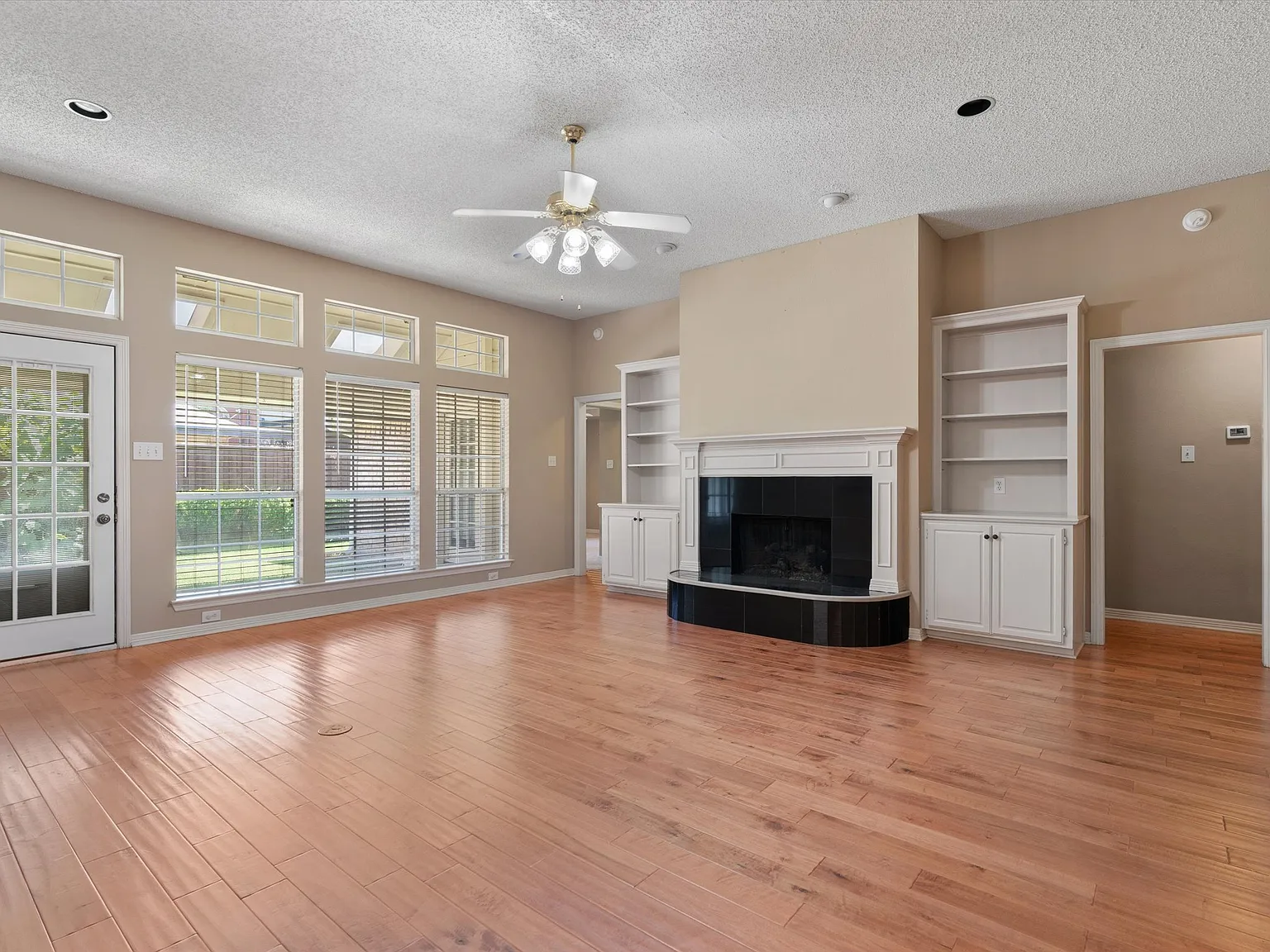 4 bed, 2.5 bath, 2401 sqft, $2,800 — Photo 3