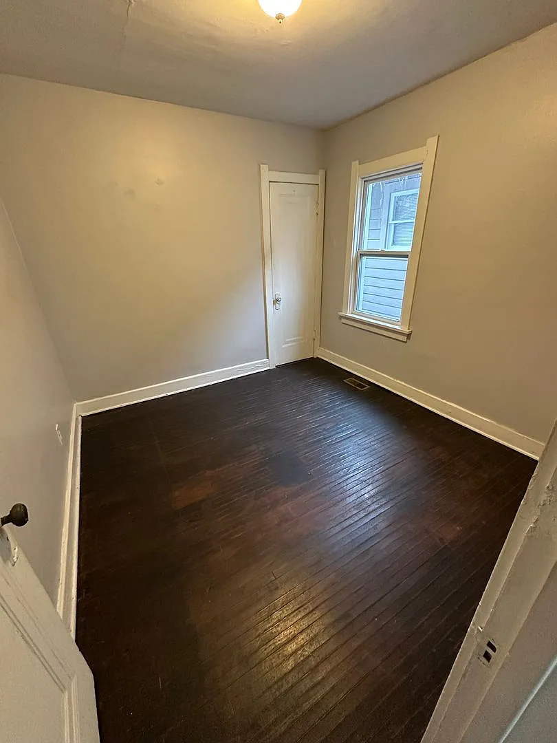 2 Bed Room 1 Bath — Photo 4