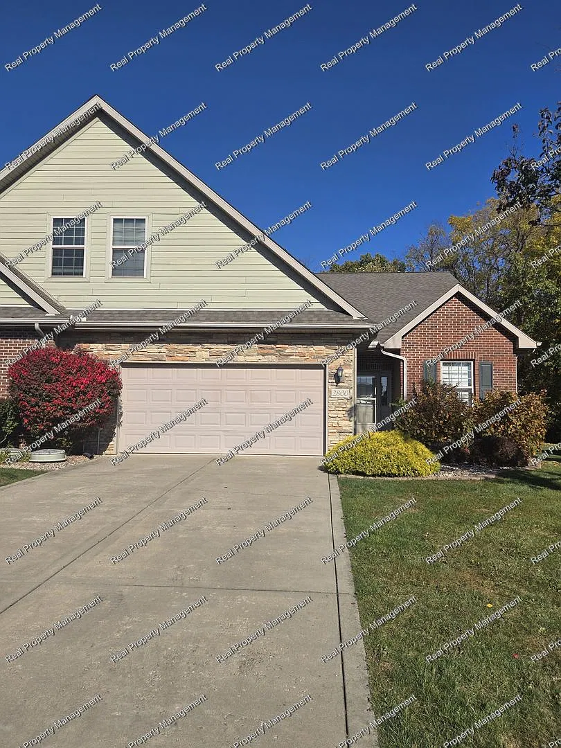 Beautiful 3 Bedroom Townhome — Photo 1