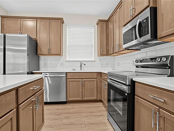 4th image of 4933 Longview Walk