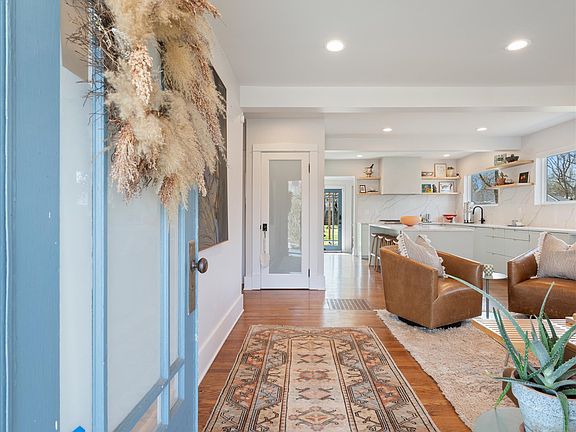 5th image of 207 Morton Ave