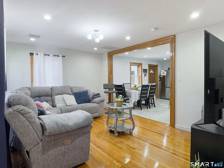 90 Seymour St — Photo 6