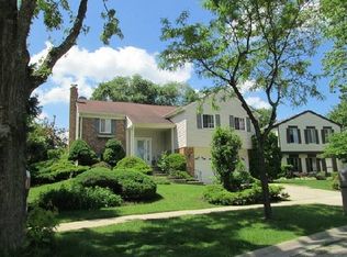 610 Raintree Rd, Buffalo Grove, IL 60089