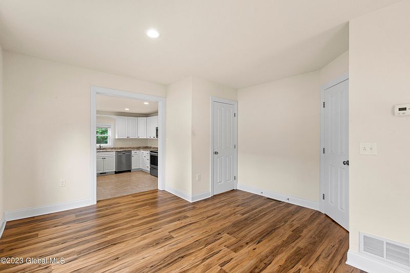 5th image of 14 Fairview Avenue