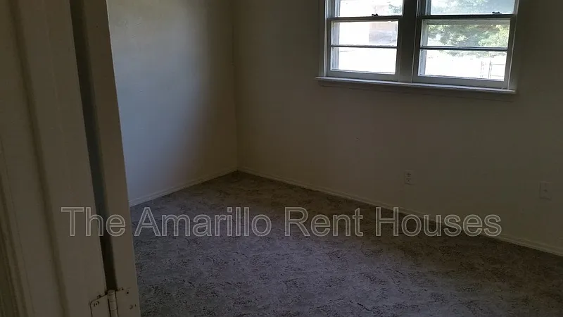 4 bed, 1.0 bath, 1716 sqft, $1,300 — Photo 2