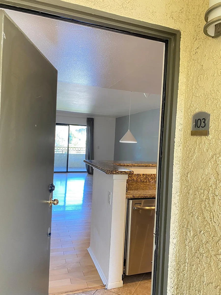 Building Photo - 64 N Mar Vista Ave #103