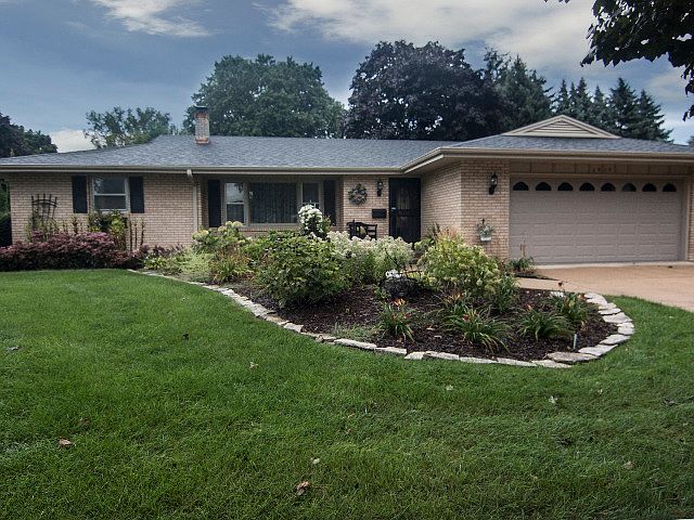 1st image of 2919 Carriage Ln