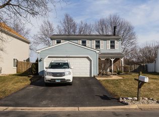679 Iroquois Trl, Carol Stream, IL