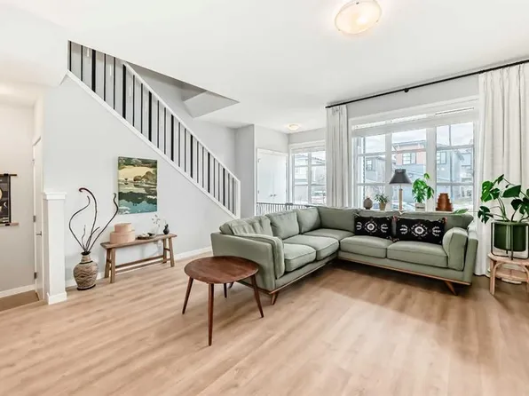 19 E Rowley Cmn NW, Calgary, AB T3L 0G4