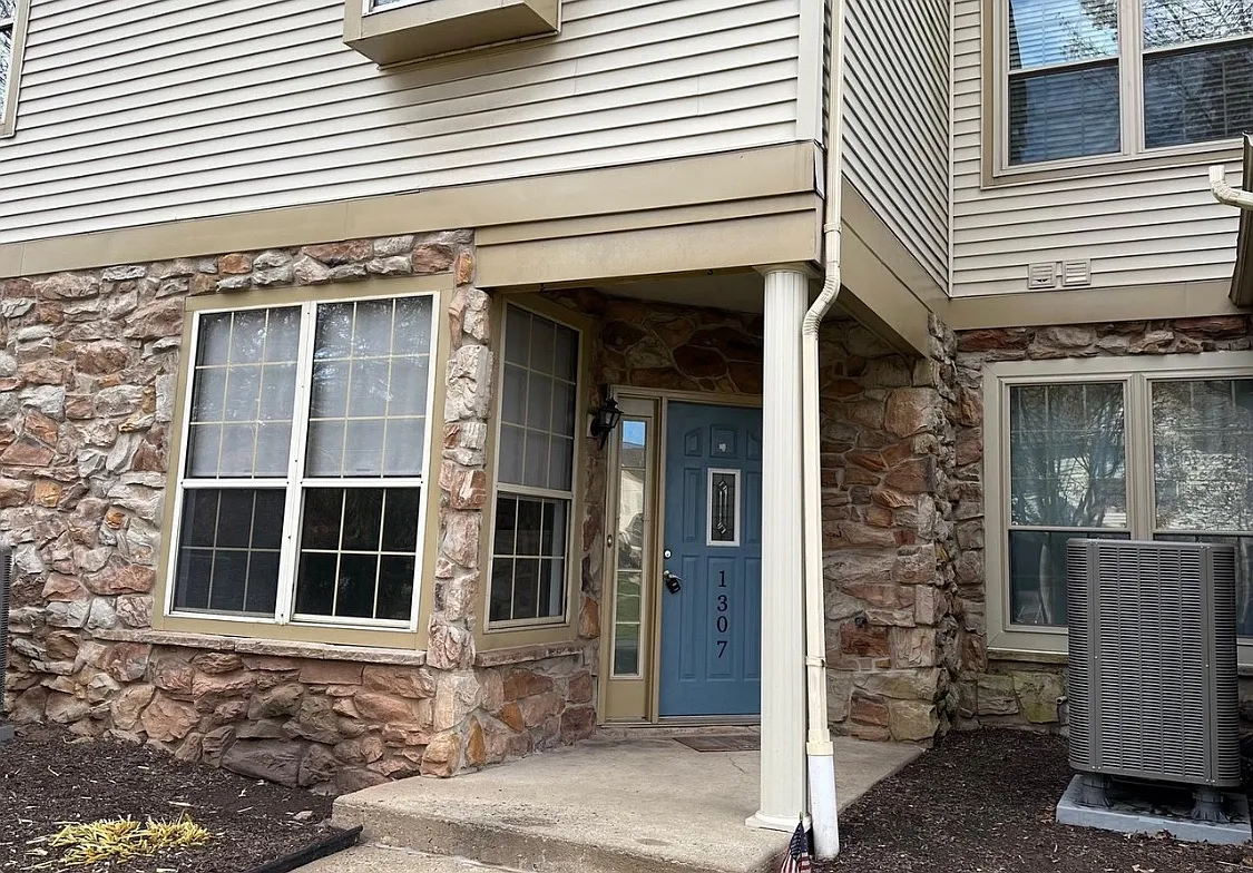Building Photo - 1307 Foxmeadow Dr #1307