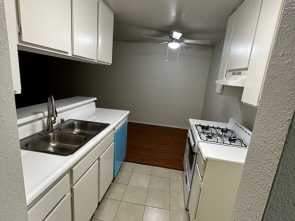 3rd image of 7040 Haskell Ave #212
