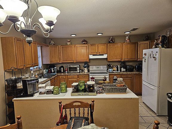 5th image of 14 Surrey Cir