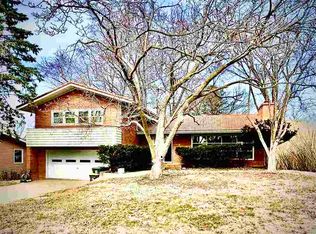 1716 Ridgeway Dr, Iowa City, IA 52245