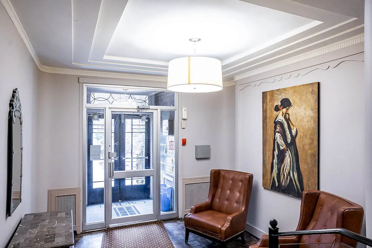 2928 Yonge St #2B-1Ba-880Sqft photo 1