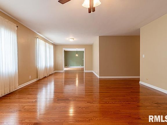 4th image of 306 E Oak Park Dr