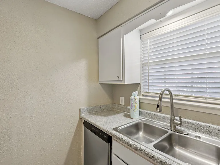 Whisperwind Apartments — Photo 24