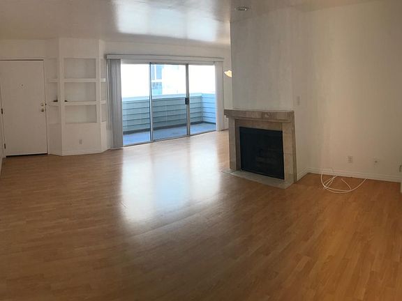 3rd image of 839 N Hayworth Ave APT 103
