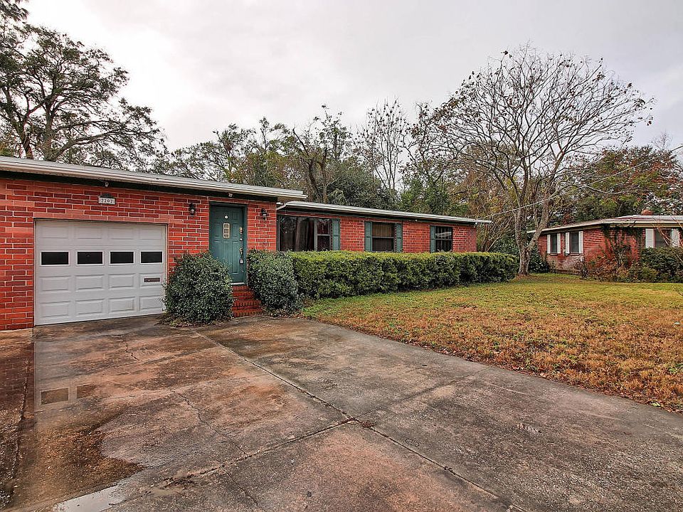 1st image of 2202 Red Oak Dr