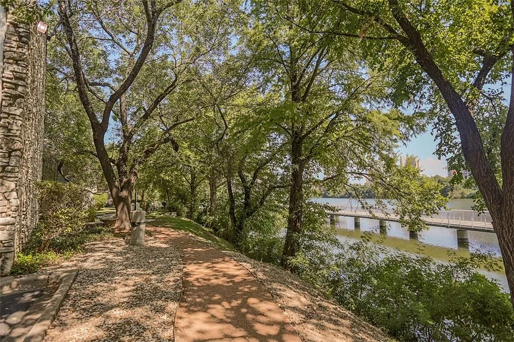 500 East Riverside Drive - 229 - 229 — Photo 3