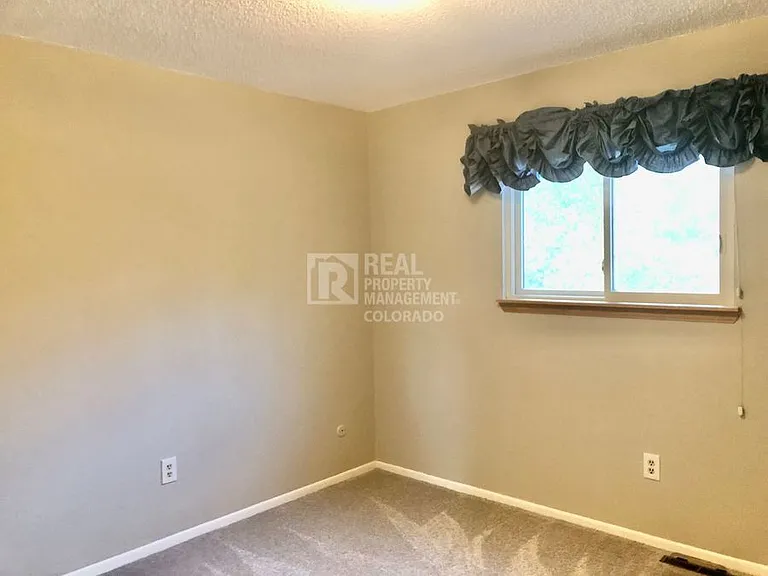 752 Oxford Ln — Photo 16