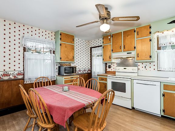 5th image of 124 Academy St