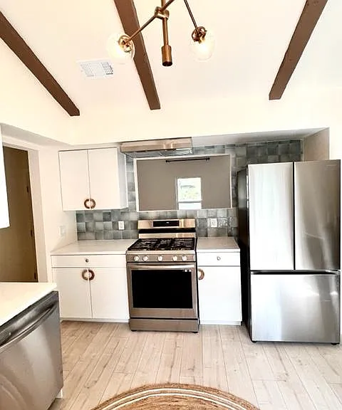 805 Eberhart Ln — Photo 18