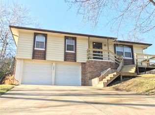 2002 SW Maple Ln, Oak Grove, MO 64075