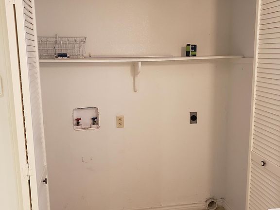 3rd image of 1000 Camelot Dr