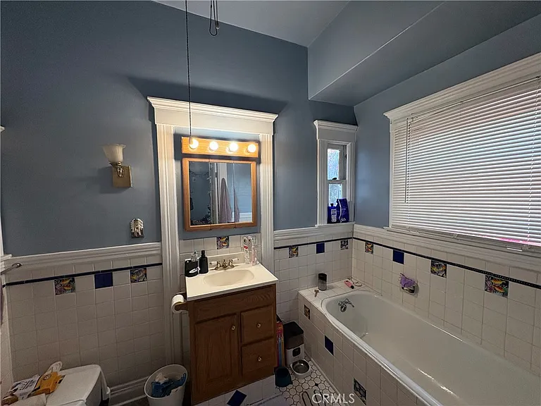 2713 S La Salle Ave — Photo 8