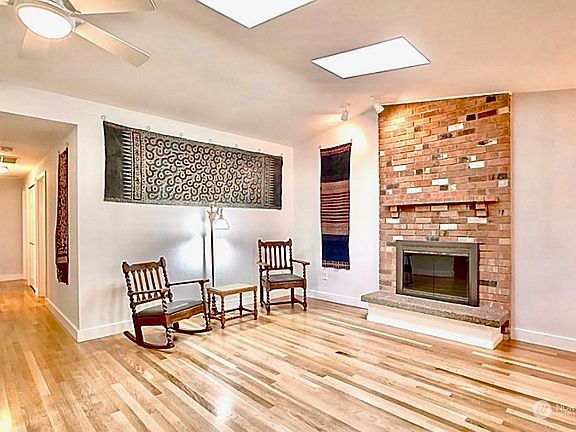 4th image of 1010 186th Street Ct E