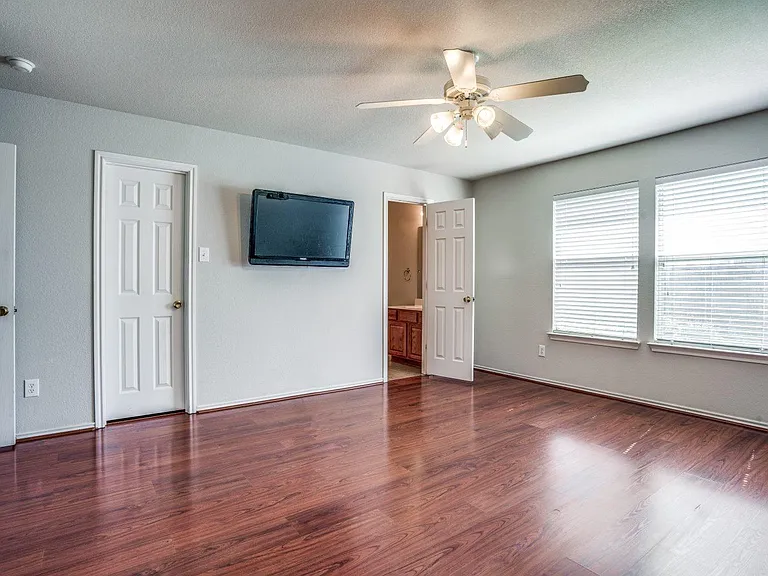 821 Oak Hollow Ln — Photo 8