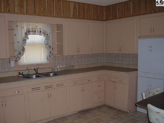 2nd image of 221 Gardner St