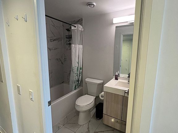 5th image of 251 Jarvis St #4011