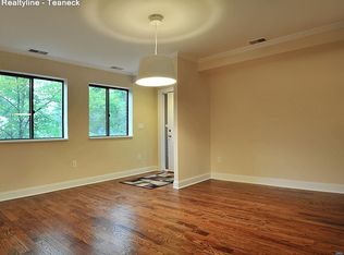 2 Whitman Ct, Teaneck, NJ 07666