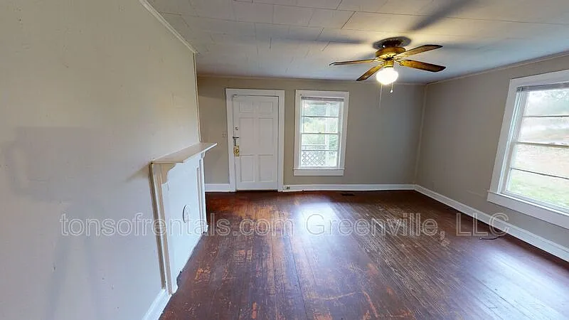 2 bed, 1.0 bath, 1000 sqft, $995 — Photo 2