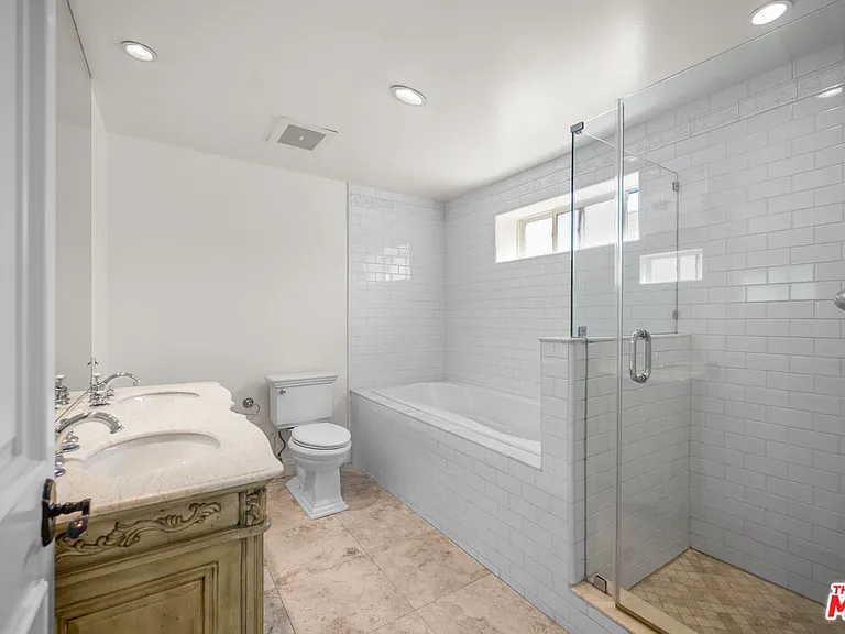 837 Crenshaw Blvd #301 — Photo 40