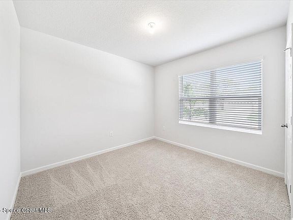 4th image of 566 Rembrandt St SE