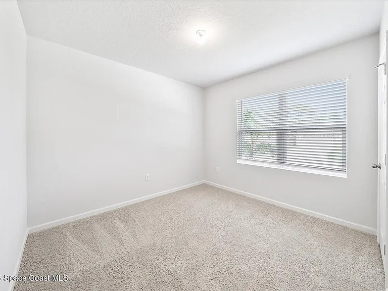 566 Rembrandt St SE — Photo 4