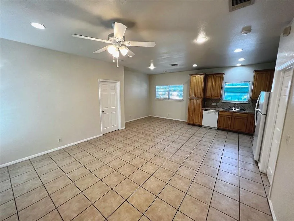 2 bed, 2.0 bath, 850 sqft, $1,895 — Photo 2