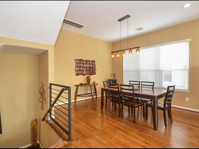 3010 Caroline St — Photo 4